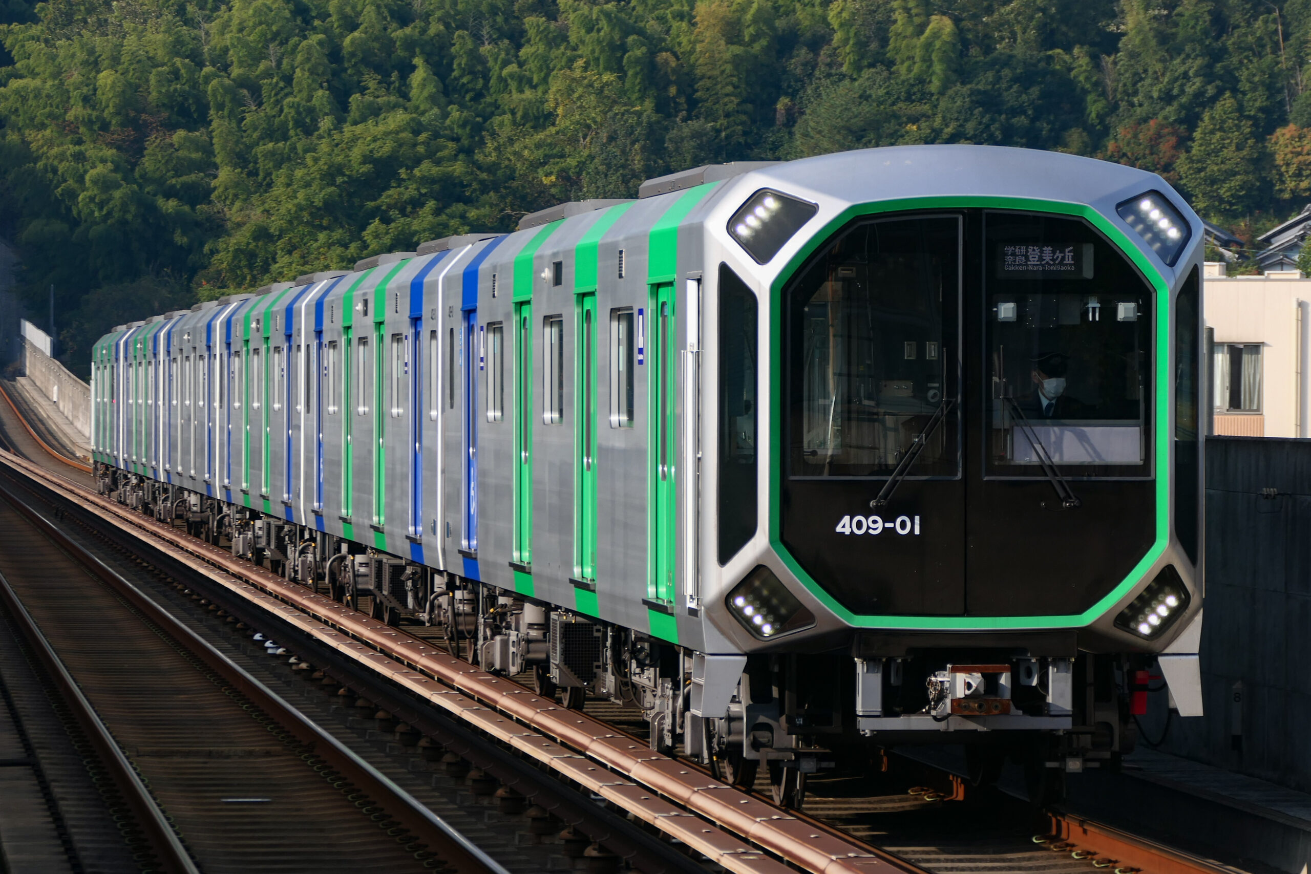 ขบวนรถ Osaka Metro รุ่น 400 วิ่งบนทางยกระดับ