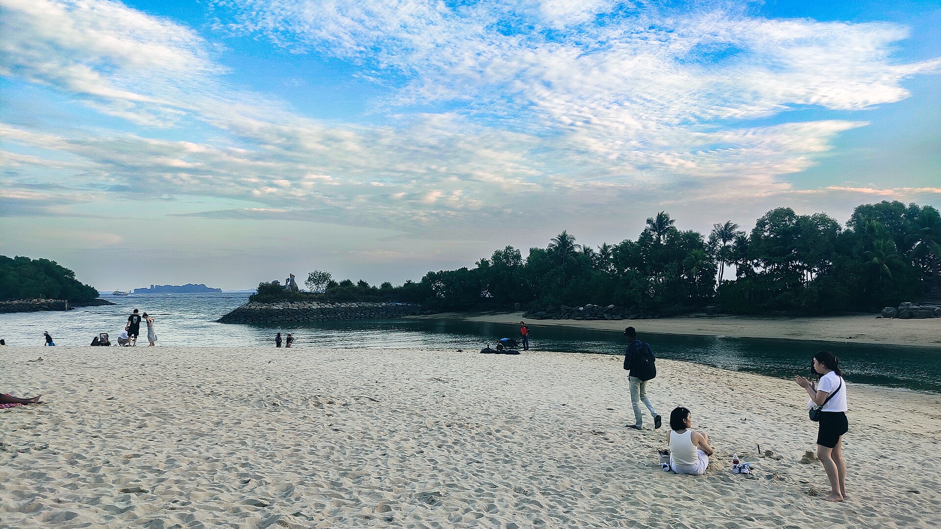 ชายหาด Palawan บนเกาะ Sentosa สิงคโปร์ มีผืนทรายและอ่าวน้ำสงบ