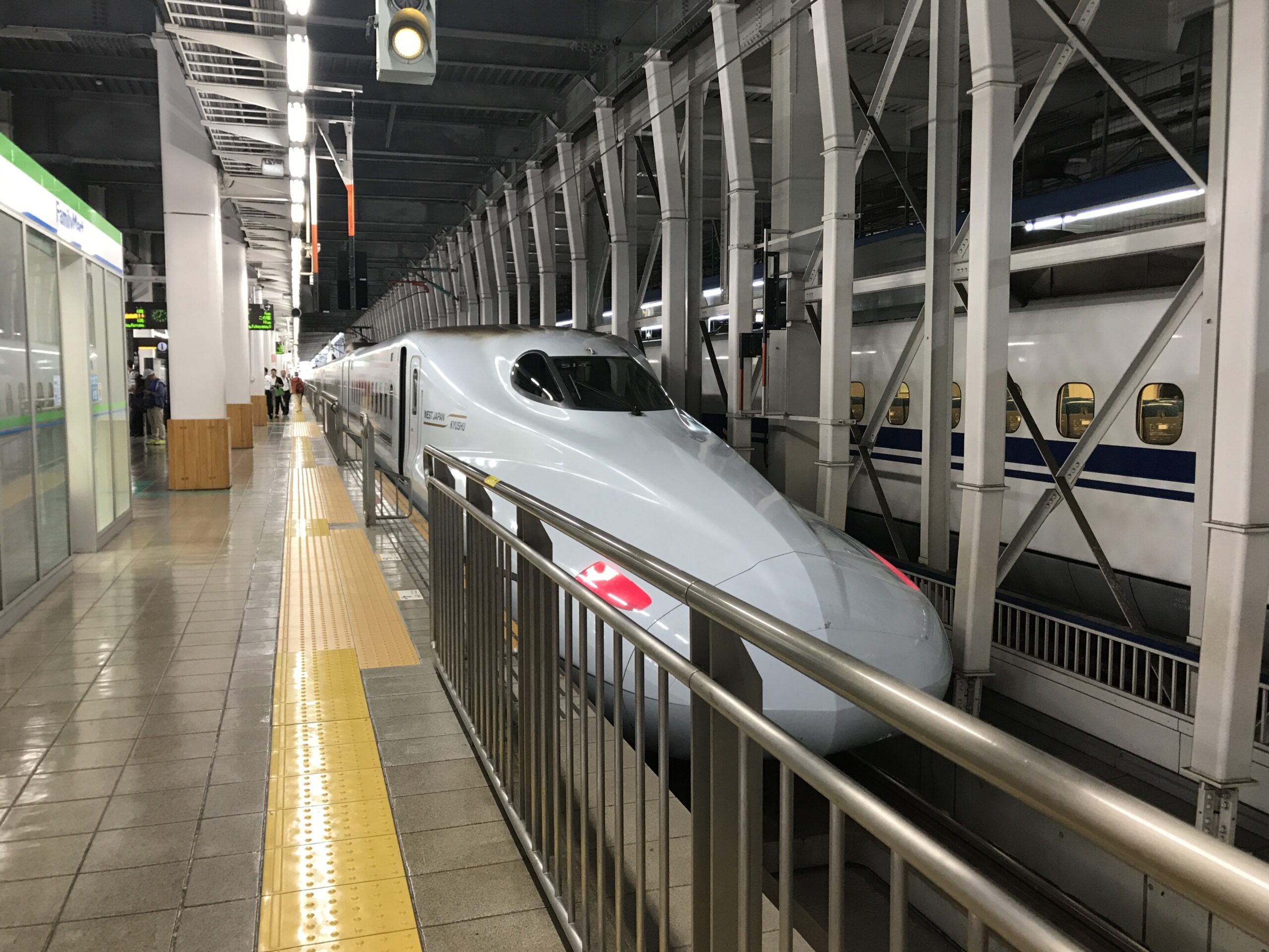 รถชินคันเซ็นจอดที่ชานชาลาสถานี Hakata