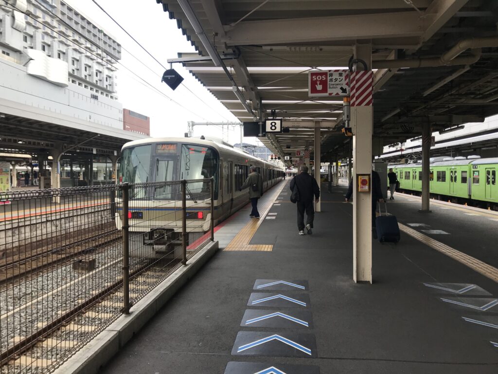 ขบวน JR Miyakoji Rapid ปลายทางนาราจอดที่ชานชาลาสถานี Kyoto
