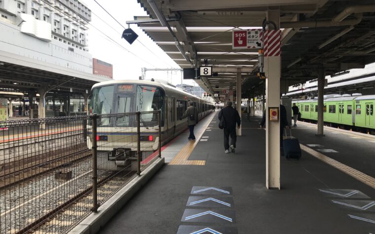 ขบวน JR Miyakoji Rapid ปลายทางนาราจอดที่ชานชาลาสถานี Kyoto