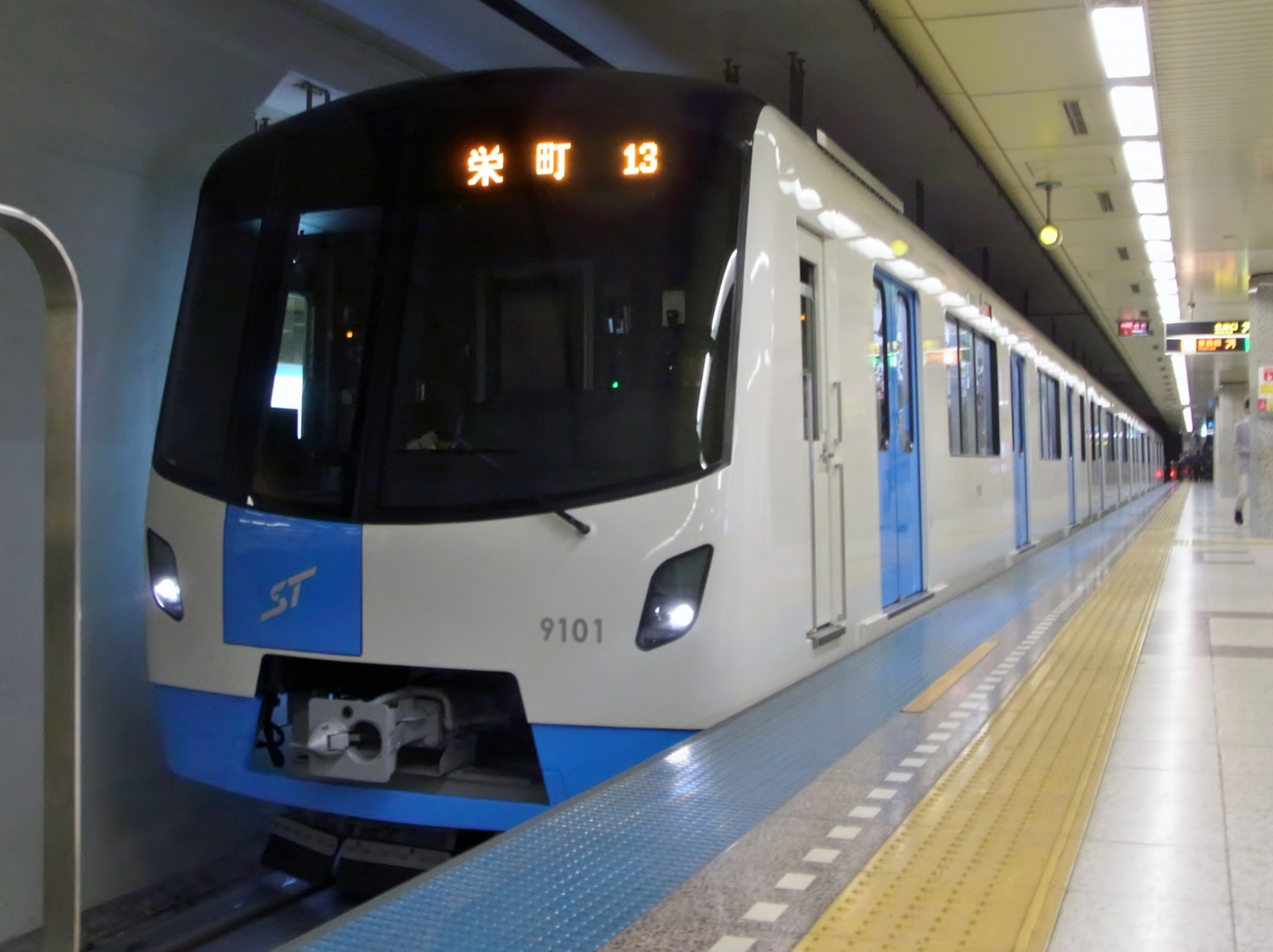 ขบวนรถไฟใต้ดินซัปโปโรรุ่น 9000 จอดที่สถานีโอโดริ