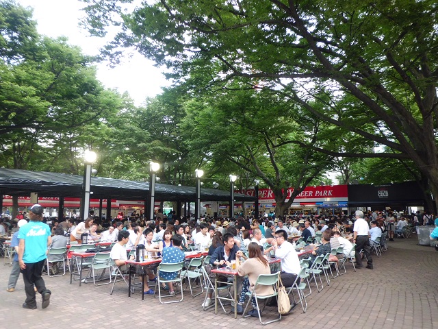 บรรยากาศโต๊ะกลางแจ้งของ Sapporo Odori Beer Garden ในปี 2015
