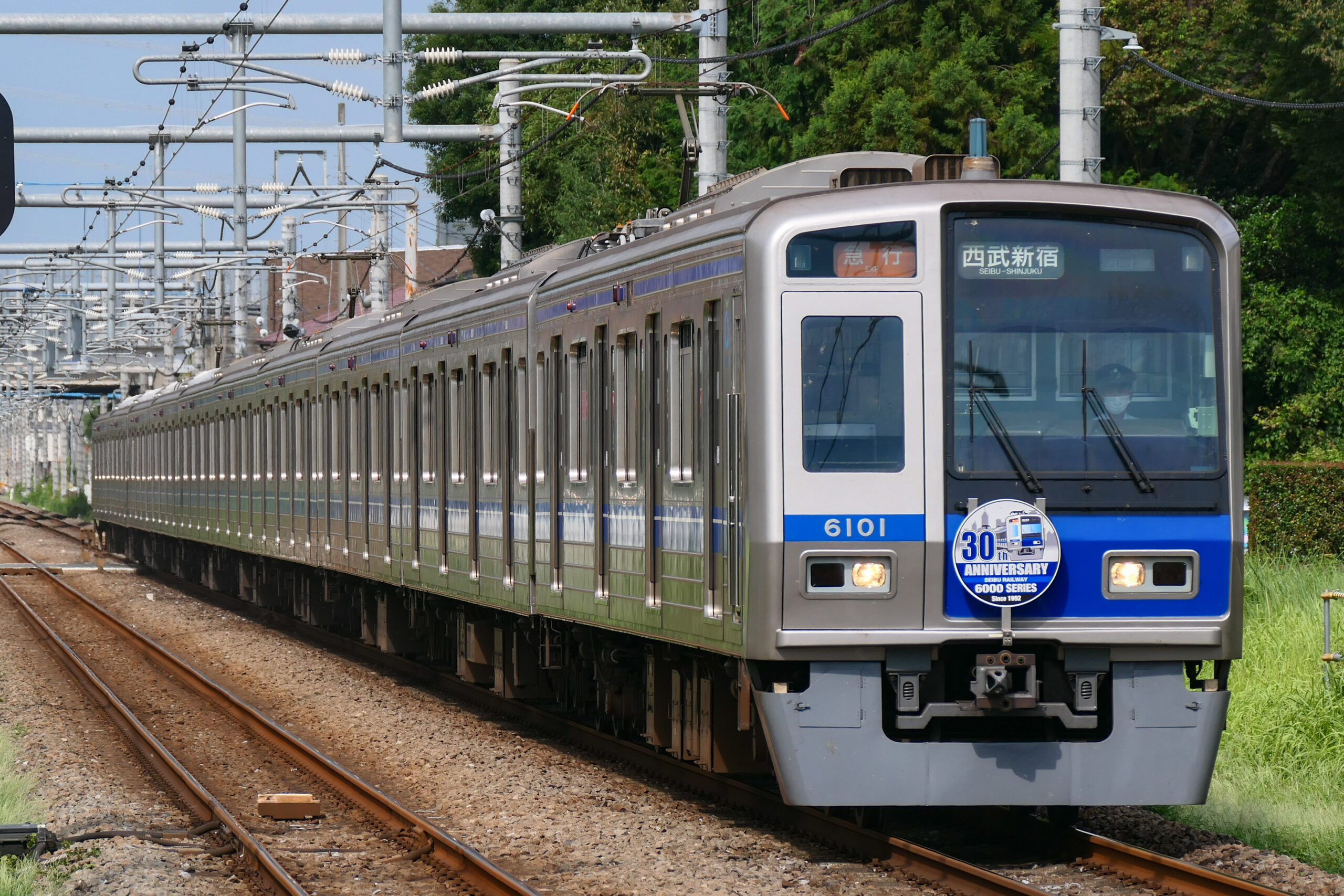 รถไฟ Seibu Railway Series 6000 วิ่งบนรางกลางแจ้ง