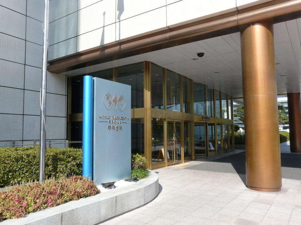 ทางเข้าฝั่ง World Trade Center Seoul ในอาคารชุด COEX