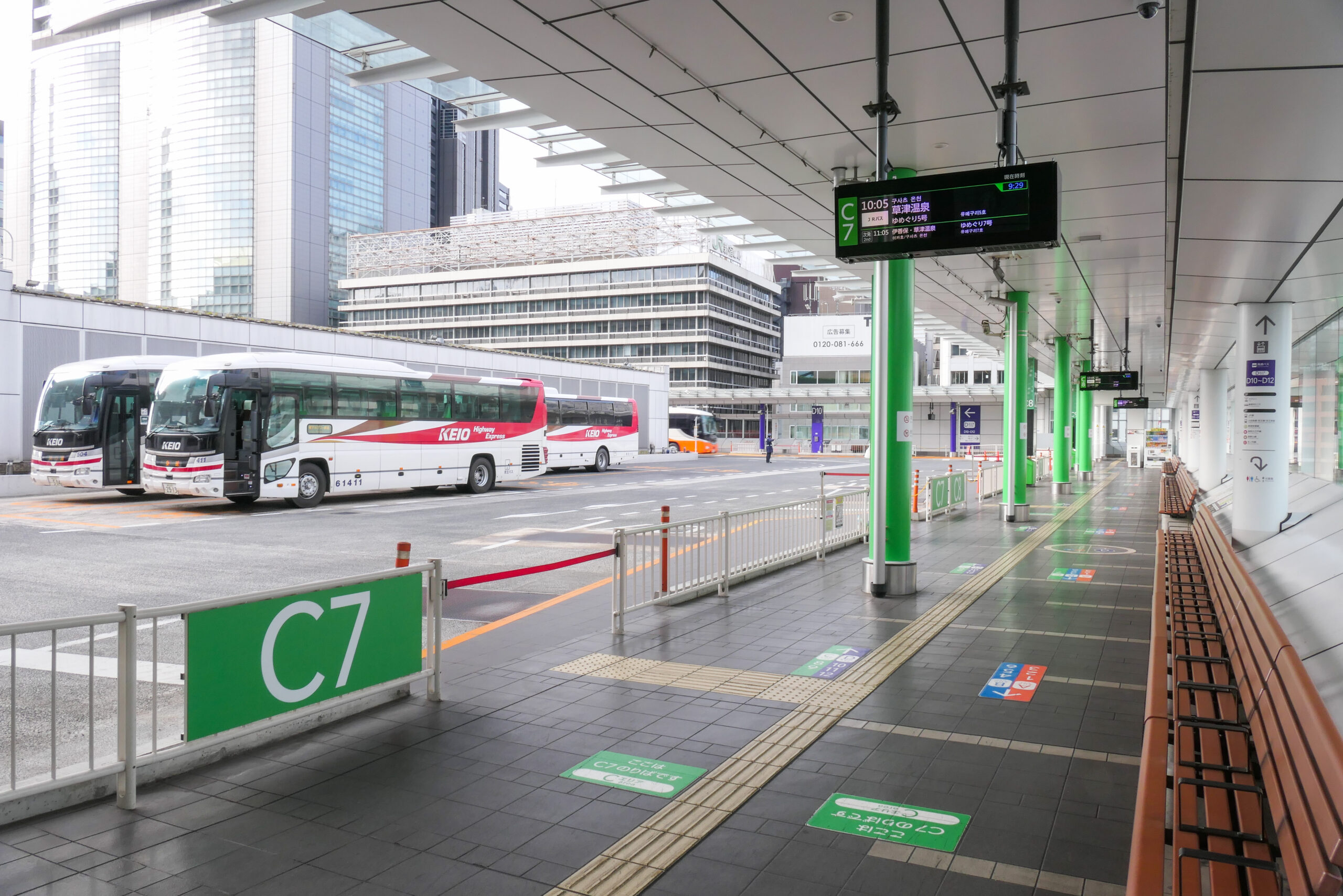 รถบัสทางด่วนจอดรอที่ชานชาลา C ของ Busta Shinjuku