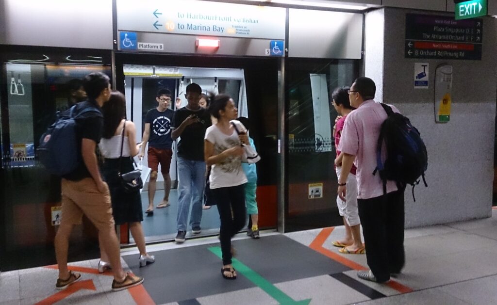ผู้โดยสารขึ้นและลงรถไฟ MRT ที่สถานี Dhoby Ghaut สิงคโปร์