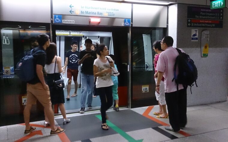 ผู้โดยสารขึ้นและลงรถไฟ MRT ที่สถานี Dhoby Ghaut สิงคโปร์
