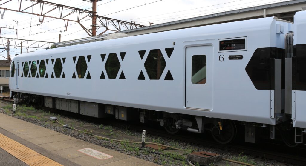 รถไฟ Tobu SPACIA X รุ่น N100 จอดที่สถานี Tobu-Nikko