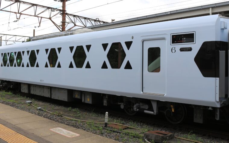 รถไฟ Tobu SPACIA X รุ่น N100 จอดที่สถานี Tobu-Nikko