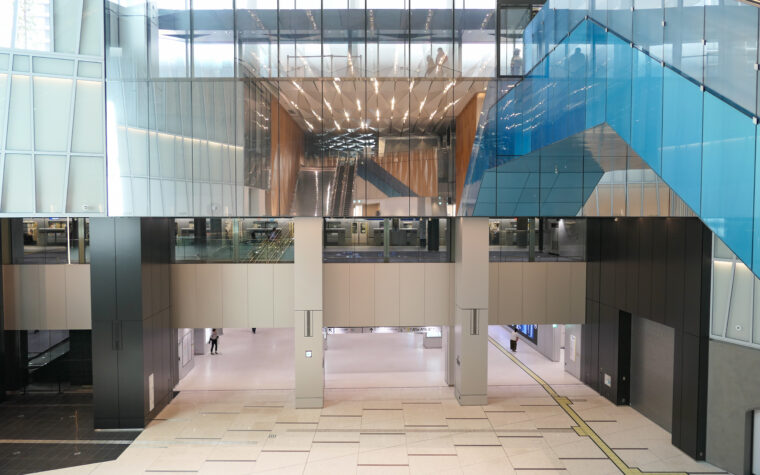 โถงภายในสถานี Toranomon Hills เชื่อมชานชาลากับพื้นที่อาคารกระจก