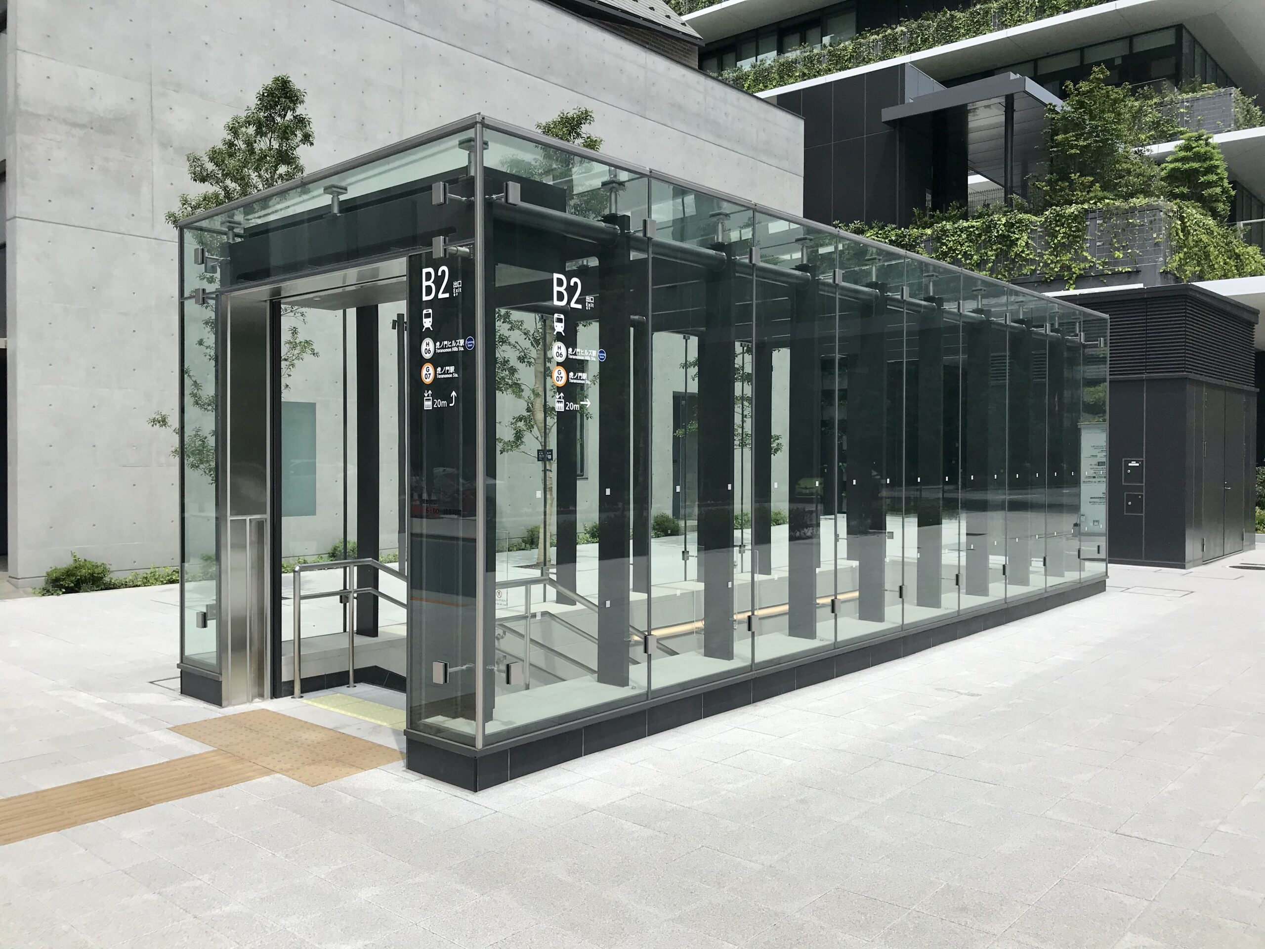 ทางออก B2 พร้อมป้ายสถานี Toranomon Hills และ Toranomon