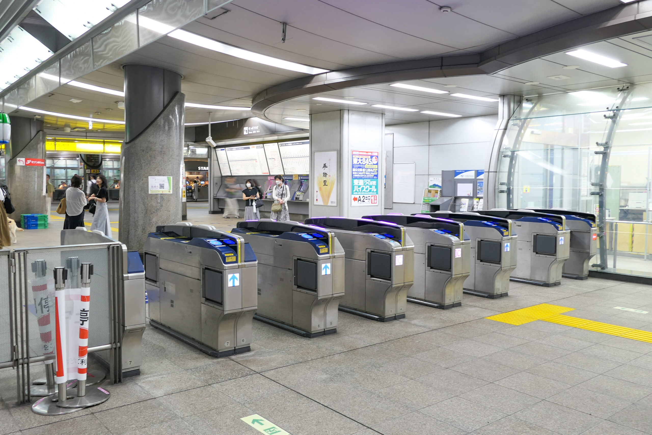 ประตูตรวจตั๋วสถานี Tsukuba ของรถไฟ Tsukuba Express
