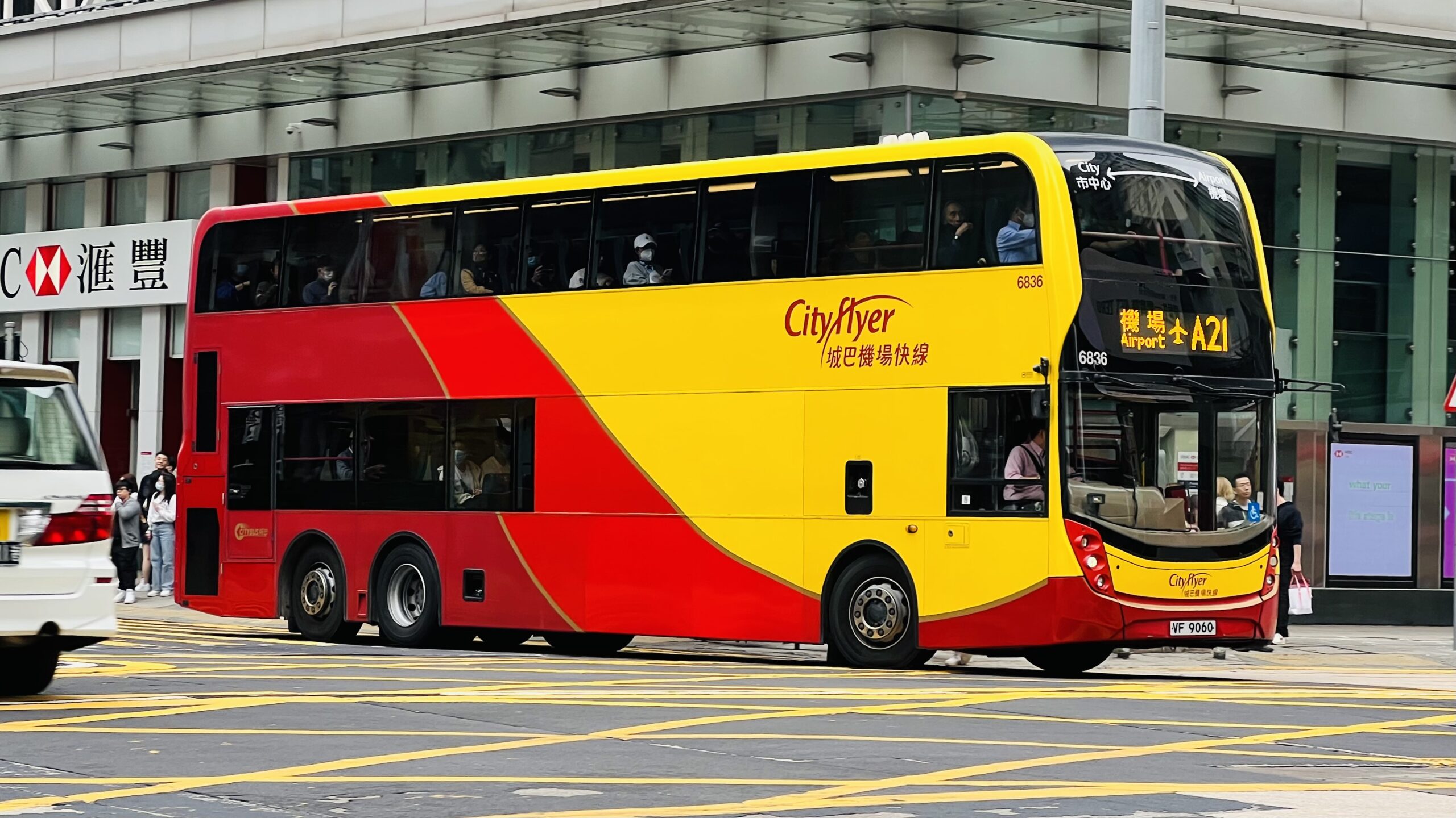 รถบัสสองชั้น Cityflyer สาย A21 ของฮ่องกงกำลังวิ่งไปสนามบิน