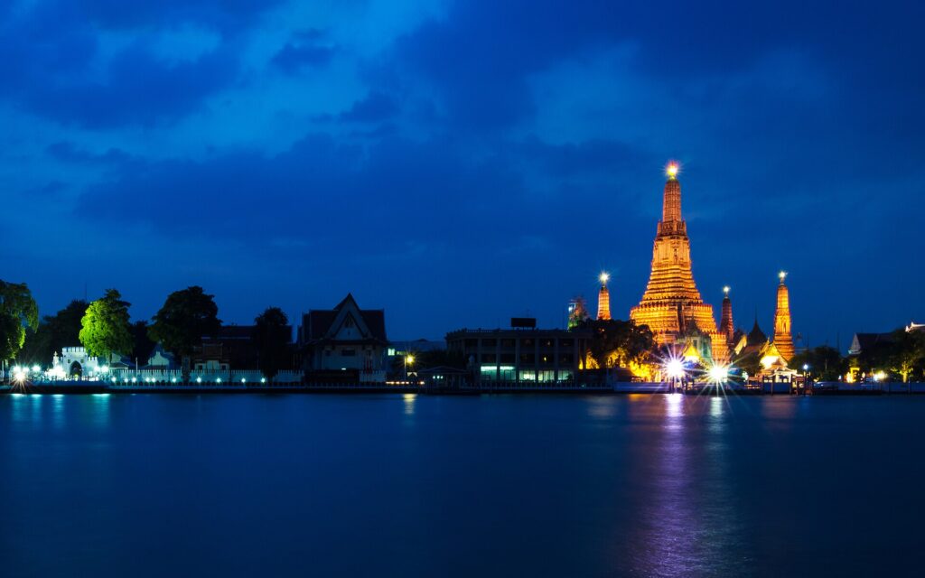 วัดอรุณราชวรารามริมแม่น้ำเจ้าพระยา กรุงเทพฯ ในช่วงค่ำ เห็นปรางค์ประธานสะท้อนน้ำ