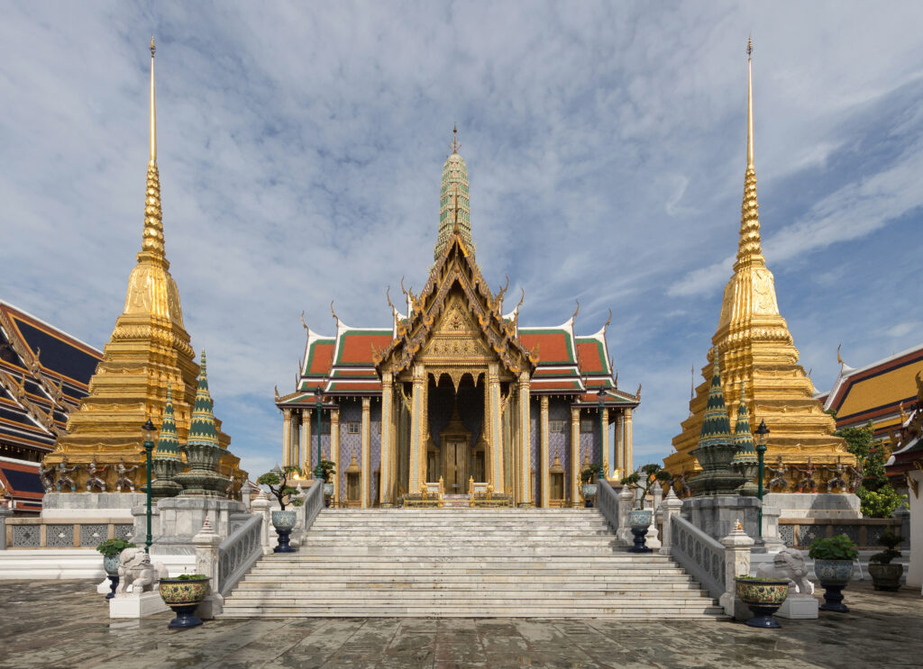 พระอุโบสถและเจดีย์สีทองภายในวัดพระแก้ว กรุงเทพฯ ในเวลากลางวัน