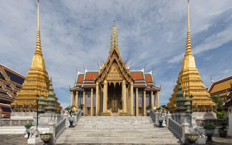 พระอุโบสถและเจดีย์สีทองภายในวัดพระแก้ว กรุงเทพฯ ในเวลากลางวัน