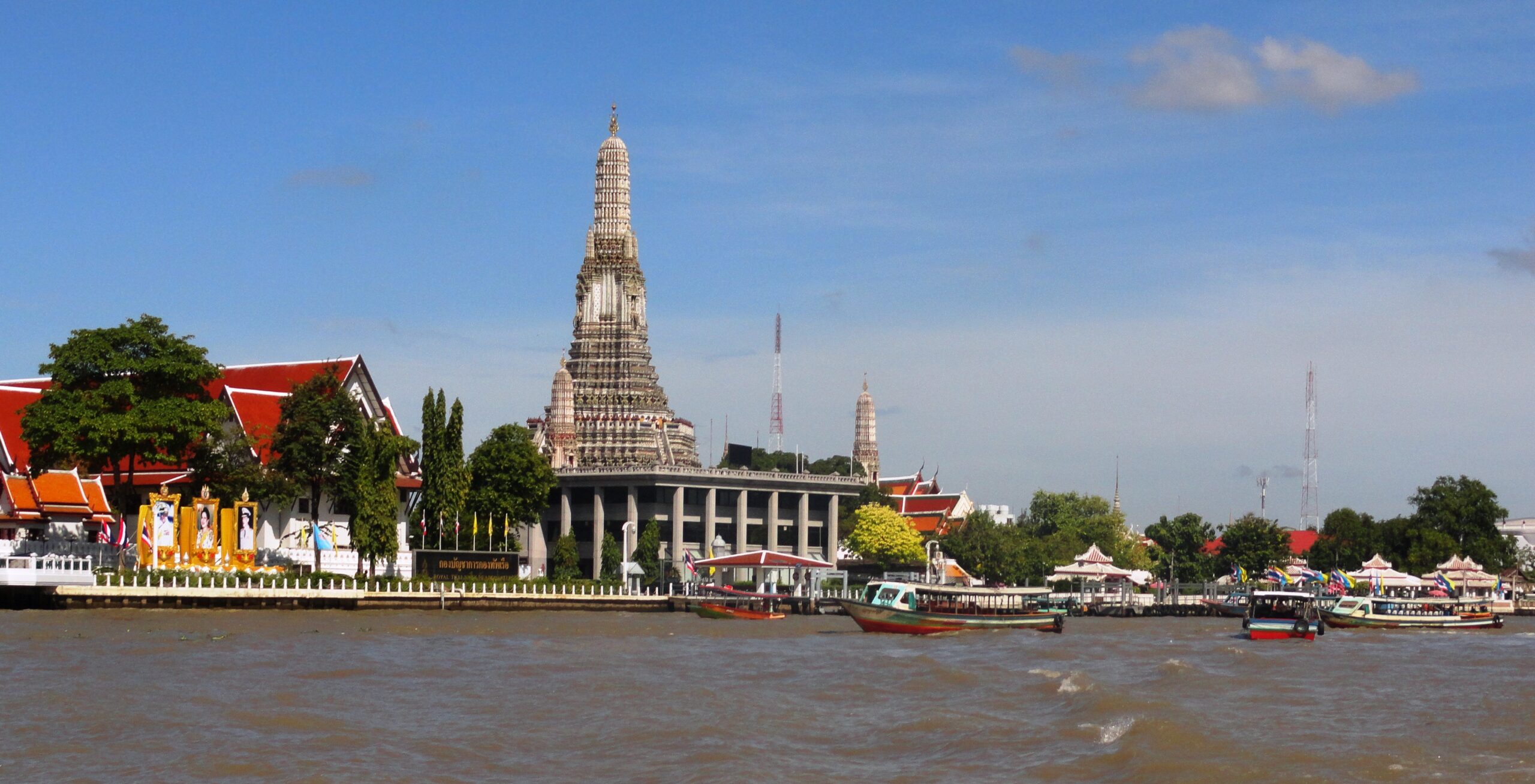 พระปรางค์วัดอรุณมองจากแม่น้ำเจ้าพระยาในเวลากลางวัน