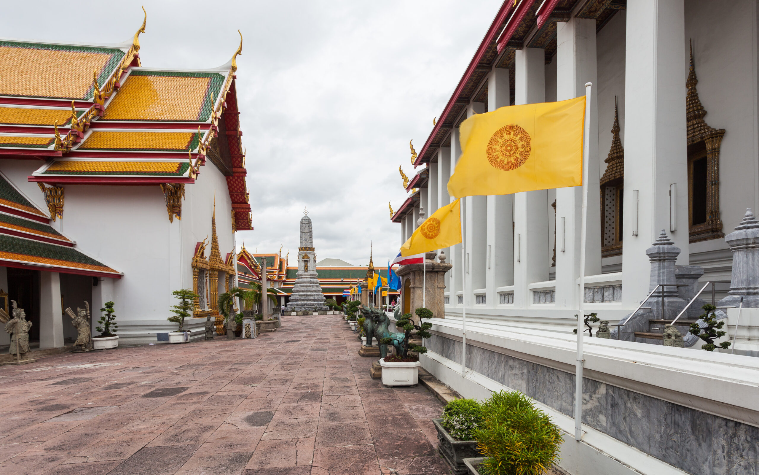 ทางเดินระหว่างอาคารและเจดีย์ภายในวัดโพธิ์ กรุงเทพฯ