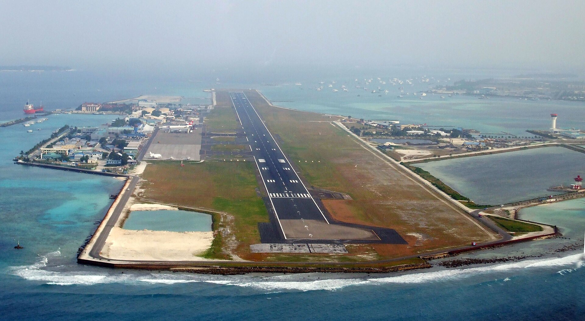ภาพทางอากาศรันเวย์ท่าอากาศยานเวลานาบนเกาะฮุลฮูเล ล้อมด้วยทะเลสีเขียว
