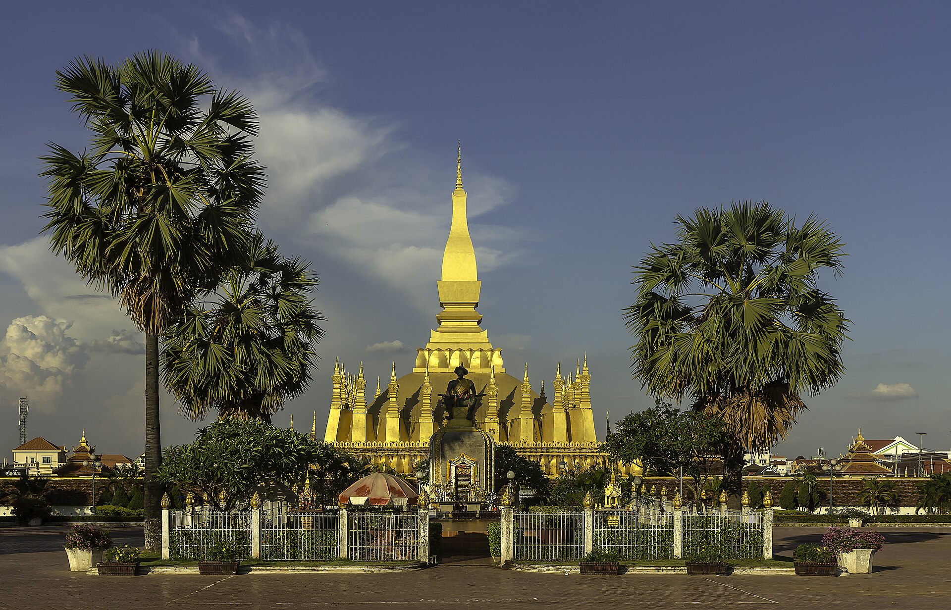 พระธาตุหลวงสีทองและพระบรมรูปพระเจ้าไชยเชษฐาธิราชที่เวียงจันทน์
