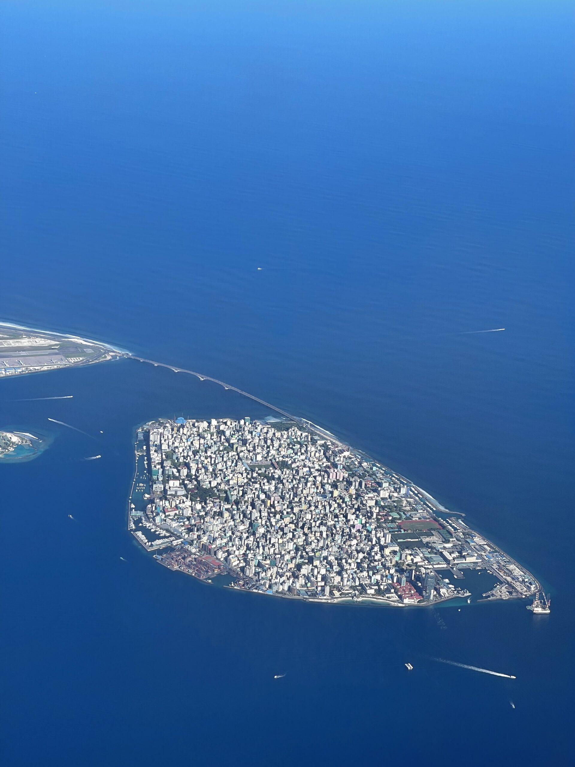 ภาพทางอากาศเมืองมาเลเชื่อมเกาะสนามบินเวลานาด้วยสะพาน Sinamale